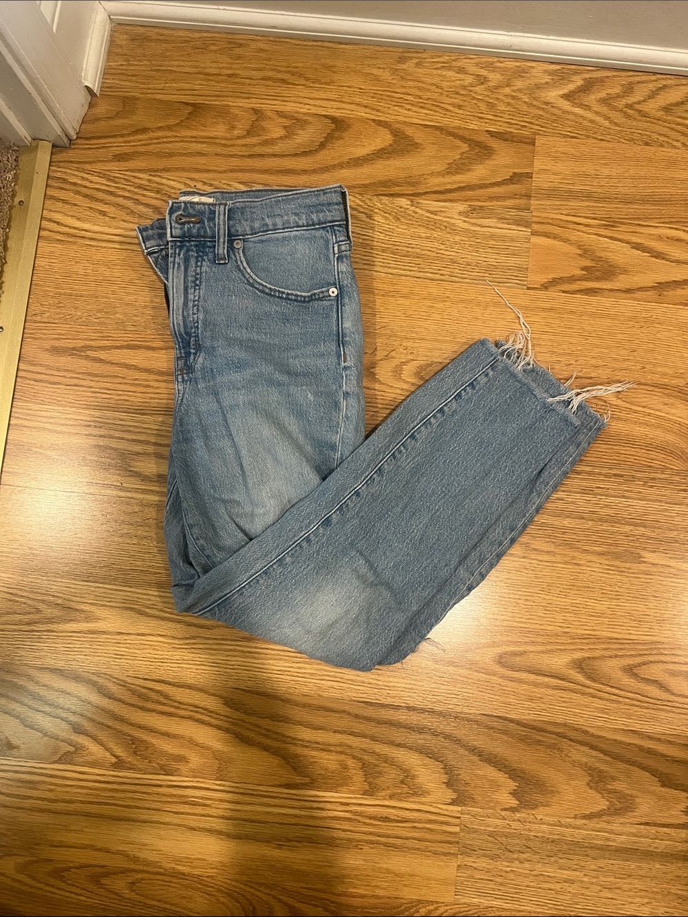 Ankle Cropped Frayed Hem Women’s Jeans in Light Blue